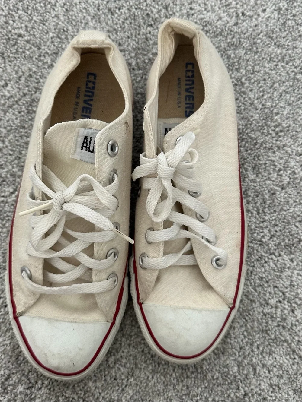 Converse low-top sneakers in cream with red stripe - Picture 3 of 6